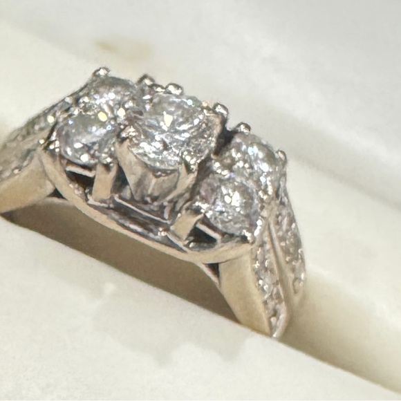 Elegant Diamond Wedding Set - Picture 3 of 16